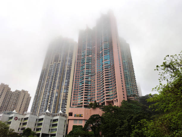 Tall residential buildings in the fog, Mid-levels, Hong Kong - fotografia de stock