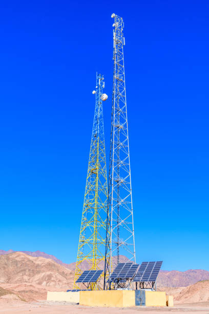 telecommunication tower with the antennas and solar panels in a sinai desert, egypt - solar power station audio imagens e fotografias de stock