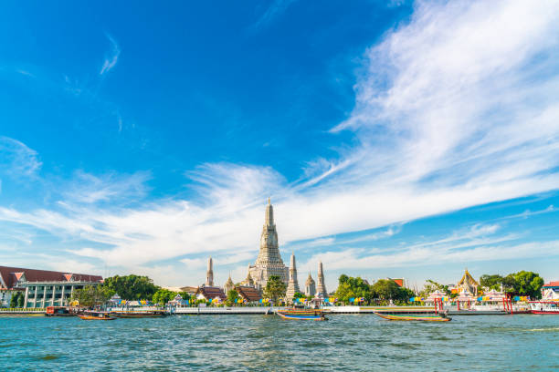 새벽의 사원이 있는 차오 프라 야 강 배경의 여행 보트 - bangkok thailand temple skyline 뉴스 사진 이미지