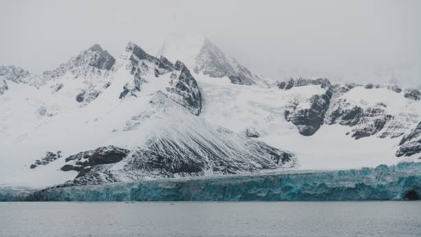 drygalski, 피오르드 해안 안개 및 낮은 구름 풍경 남극 대륙의 빙하 파노라마 - south sandwich islands 뉴스 사진 이미지