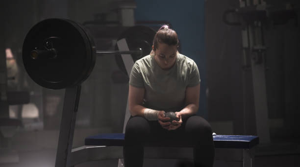 atleta feminina segurando bola de arremesso de peso - track and field stadium - fotografias e filmes do acervo