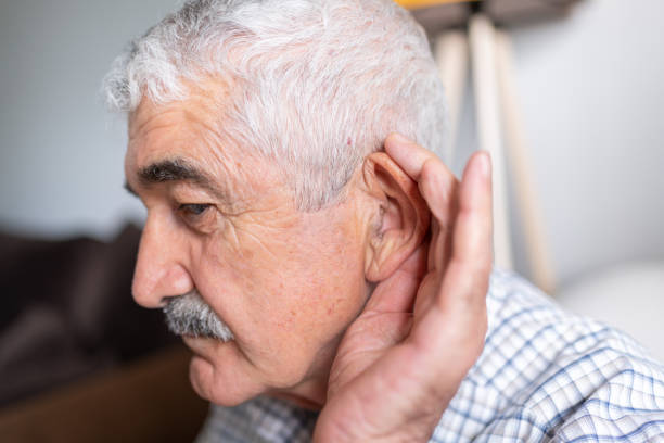 耳介を手で持ってよく聞く老人 - listening human ear communication human hand ストックフォトと画像