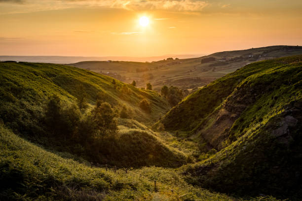 Nascer do sol sobre o vale em Ovenden, West Yorkshire - foto de acervo