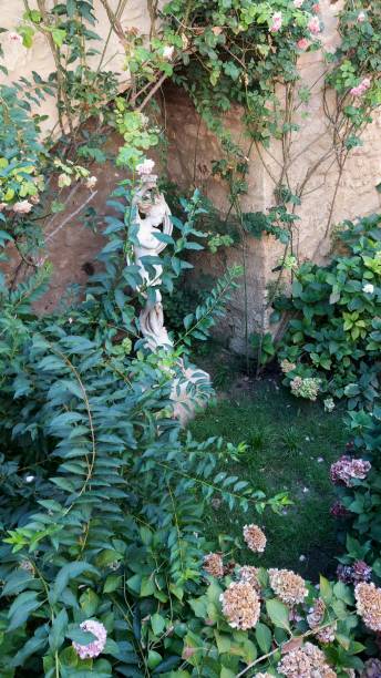 istock statue in a garden 1499181858