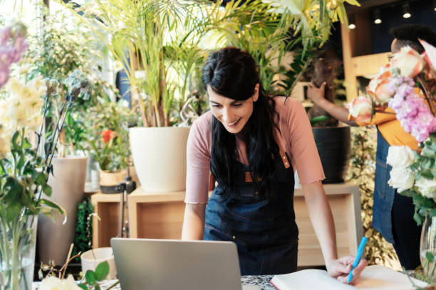 istock Managing Flower Shop 1499185555