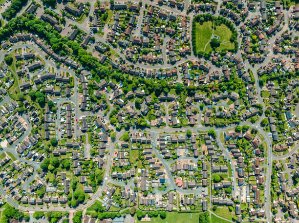 casas e campos mostrados do céu por drone dão uma perspectiva única sobre a vida no reino unido nos subúrbios - expansão urbana - fotografias e filmes do acervo