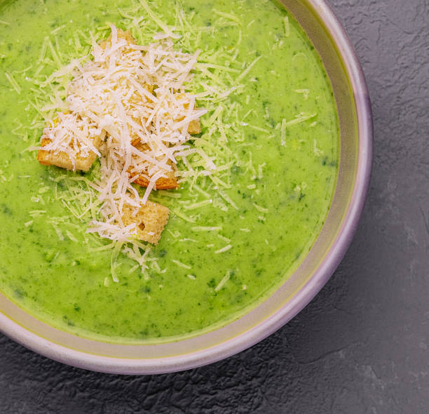 istock Green vegetable cream soup in bowl 1499187302