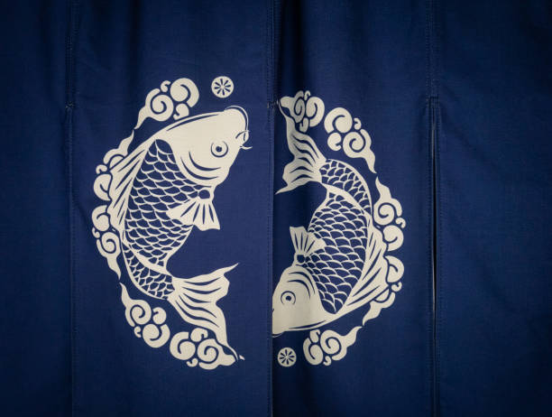 伝統的な日本の鯉柄の布のカーテン背景