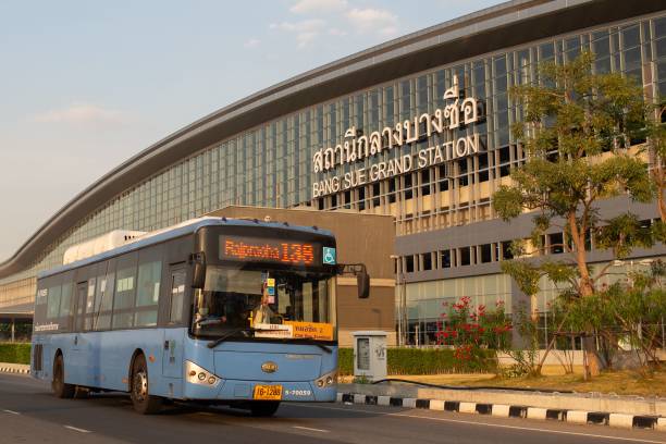 bangkok, tajlandia - 20 stycznia 2023 r.: autobus wahadłowy przed dworcem bang sue grand station w bangkoku, - mrt track zdjęcia i obrazy z banku zdjęć