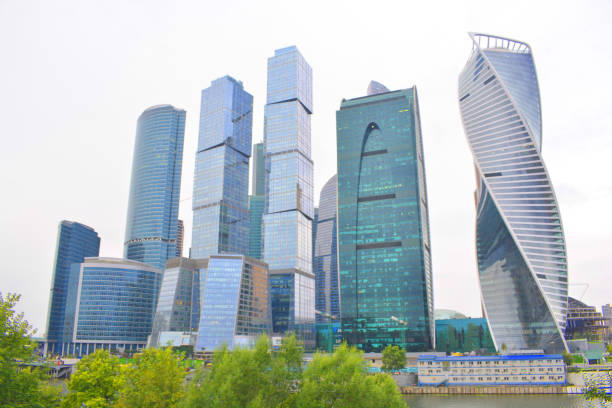 moskau stadt - blick auf die wolkenkratzer moscow international business center. - moscow river stock-fotos und bilder