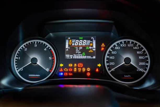 panel de instrumentos del automóvil moderno con pantalla digital y analógica o velocímetro y símbolo completo en la noche - currency odometer car gasoline fotografías e imágenes de stock