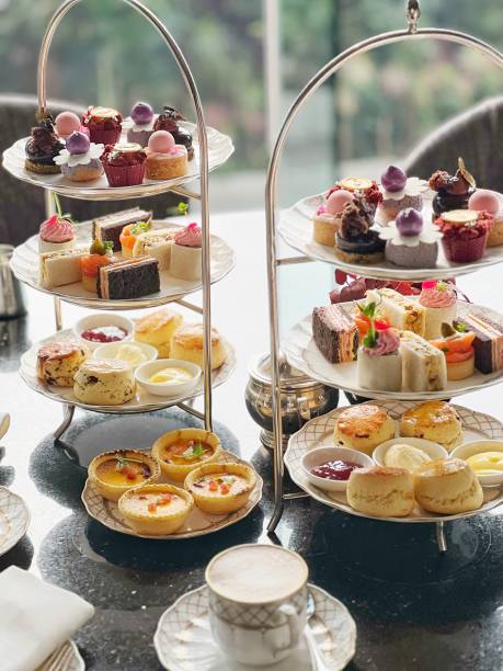 英国のアフタヌーンティー:サンドイッチ、スコーン、ペストリー、ケーキ - afternoon tea 写真 ストックフォトと画像