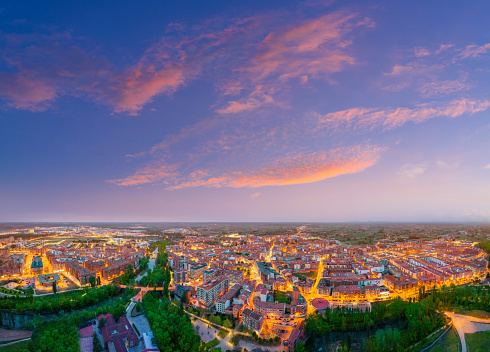 スペインのカスティーリャレオン州ブルゴスのアランダデルドゥエロ夕焼け空撮村 アランダ・デ・ドゥエロのストックフォトや画像を多数ご用意