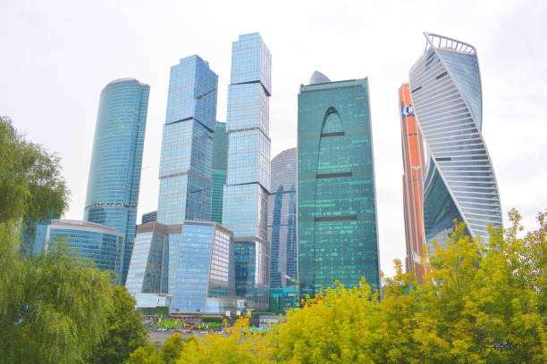 moskau stadt - blick auf die wolkenkratzer moscow international business center. - moscow river stock-fotos und bilder