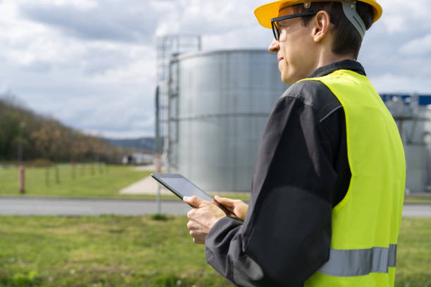 istock Engineer on a background of gas tanks. 1499229717