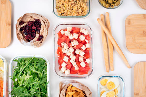 Batch cooking. Lunch box. Preparing meals for the week. Salad buffet. Balanced meal. Healthy food. Zero waste. Trendy meal. Concept. Batch cooking. Carrots, dried mango, arugula, endive, olives, cheese, tomato, bulk cranberries. Appetizing meal. Take away. Picnic. concepto de cocción por lotes. preparación de comidas para la semana. buffet de ensaladas. comida equilibrada. comida saludable. cero residuos. comida de moda. cocción por lotes. zanahorias, mango seco, rúcula, escarola, aceitunas, queso, tomate, arán