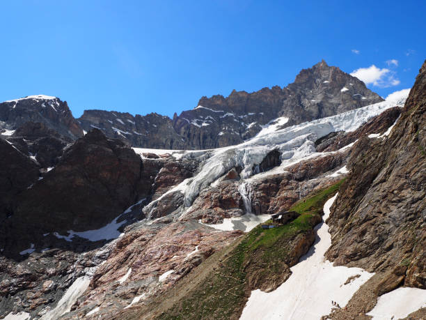 前景に溶けるツァデツァン氷河のあるデントドブーケタン - crevasse glacier european alps mountain ストックフォトと画像