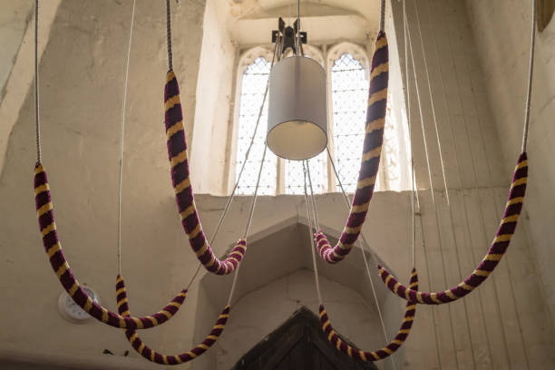 wnętrze typowej angielskiej dzwonnicy przedstawiające związane, ozdobne liny dzwonnicze. - bell pull zdjęcia i obrazy z banku zdjęć