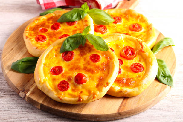 mini pizzas de tomate e mussarela - foto de acervo