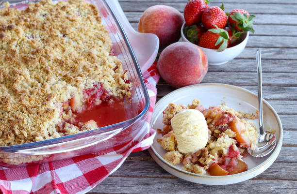 istock Peach and strawberry crumble 1499248059