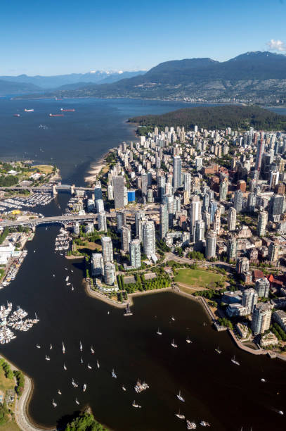 vista aérea do centro de vancouver, canadá - vertical color image vancouver sea - fotografias e filmes do acervo