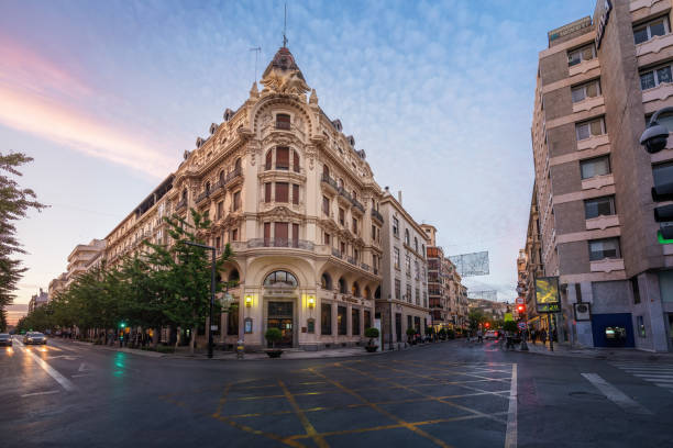 edifício banco central e gran via de colon street ao pôr do sol - granada, andaluzia, espanha - gran via - fotografias e filmes do acervo