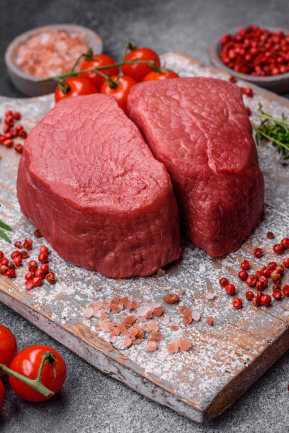 steak d’œil de bœuf cru rond avec sel, épices et herbes - eye fillet photos et images de collection