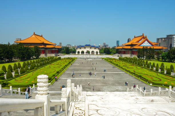 中正紀念堂の国立台湾民主広場、台湾 - national chiang kai shek memorial hall ストックフォトと画像