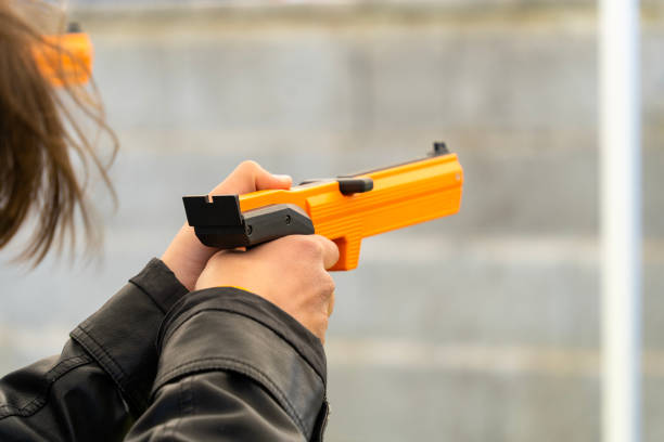 pistola esportiva a laser portátil enquanto mira - pentatlo moderno - fotografias e filmes do acervo