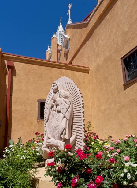 madre maría a la entrada de la iglesia católica san felipe de neri - albuquerque catholicism church new mexico fotografías e imágenes de stock