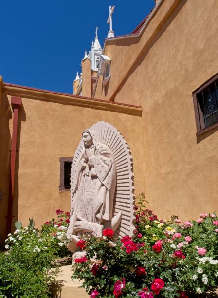 madre maria all'ingresso della chiesa cattolica di san felipe de neri - albuquerque catholicism church new mexico foto e immagini stock