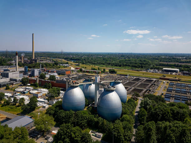 The Bottrop wastewater treatment plant is one of four central wastewater treatment plants on the Emscher River. It purifies up to 8,500 liters of water per second. The four, 54-meter-high digestion towers have a total volume of 60,000 m³.