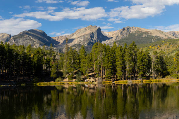 istock Sprague Lake and Hallet Peak 1499274922