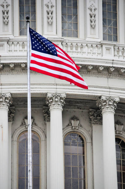 campidoglio degli stati uniti - bandiera americana e rotonda, washington dc, stati uniti - congress center foto e immagini stock