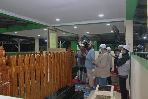 Muslim congregations who pray and make pilgrimages to the graves of ulama figures at night Jakarta, Indonesia - March 19, 2021: Muslim congregations who pray and make pilgrimages to the graves of ulama figures at night ulama stock pictures, royalty-free photos & images