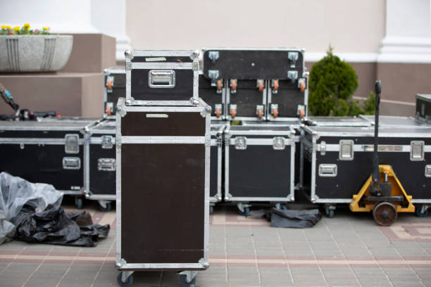 caixas para equipamentos musicais. o equipamento de palco profissional é embalado em caixas especiais. - pre flight - fotografias e filmes do acervo