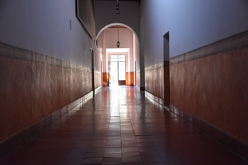 Le couloir d’une ancienne basilique à Queretaro au Mexique
