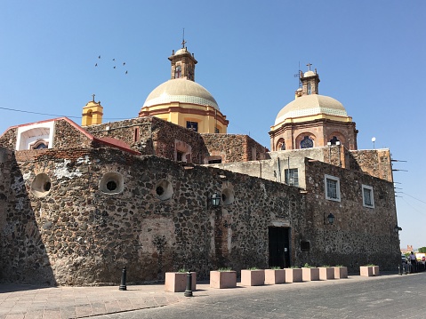 Une ancienne église dans une forteresse de pierre, à Queretaro au Mexique