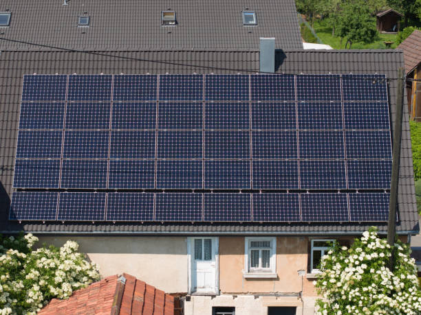 Solarzellen Auf Neues Dach Der Alten Bauernhaus Haus Renovierung Stockfoto, Lizenzfrei