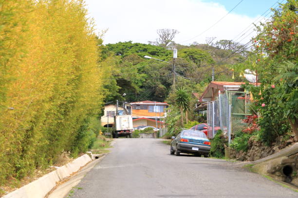 meio-dia em uma pequena cidade na américa central - backpacker green vacations outdoors - fotografias e filmes do acervo