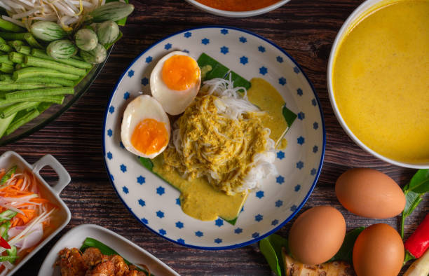 makaron ryżowy z rybnym sosem curry i pikantnym sosem curry, styl południowy z zestawem warzyw, smażonym kurczakiem, gotowanym jajkiem i marynowanymi warzywami, tajski tradycyjny styl. (kanom jeen nam ya) - thai culture food ingredient set zdjęcia i obrazy z banku zdjęć