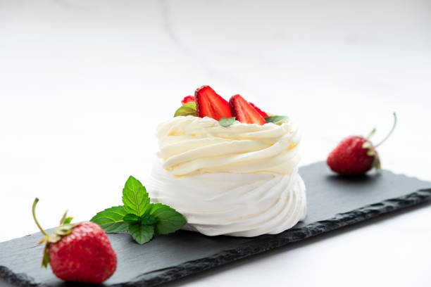 istock Pavlova dessert 1499415924