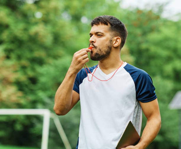 plein air fitness jogging homme sport exercice portrait heureux style de vie santé fit instructeur entraîneur entraîneur formation santé fille forte sportswear athlète entraînement - athlete soccer player men professional sport photos et images de collection