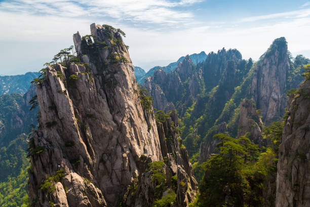 montañas huangshan en china - huangshan mountains fotografías e imágenes de stock