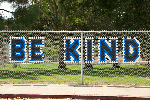 Mensaje motivacional positivo en la cerca del patio de recreo de la escuela photo