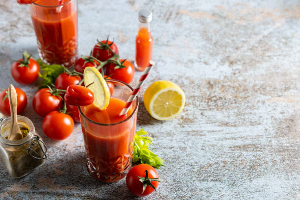 suco de tomate fresco caseiro. - healthy eating food and drink soup ripe - fotografias e filmes do acervo