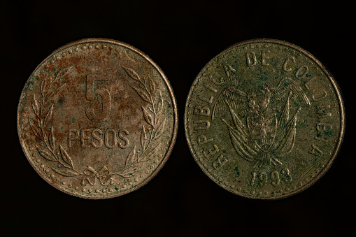 5 colombian pesos coins
