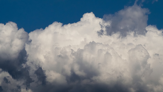 Vue rapprochée de gros cumulus, parsemant le ciel bleu