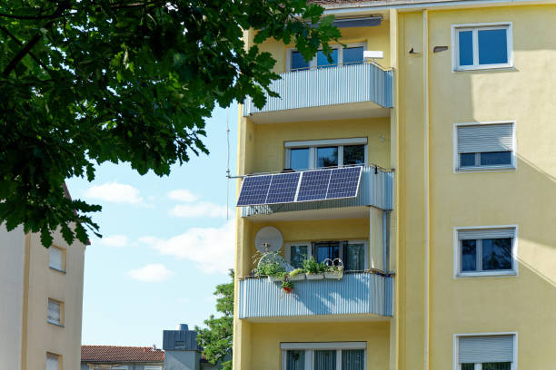 éléments photovoltaïques sur le balcon d’un immeuble - solar energy solar panel sun facade photos et images de collection