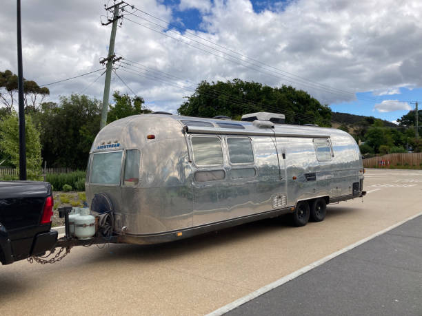 duża aluminiowa przyczepa airstream holowana w auistralia - tear drop camper zdjęcia i obrazy z banku zdjęć